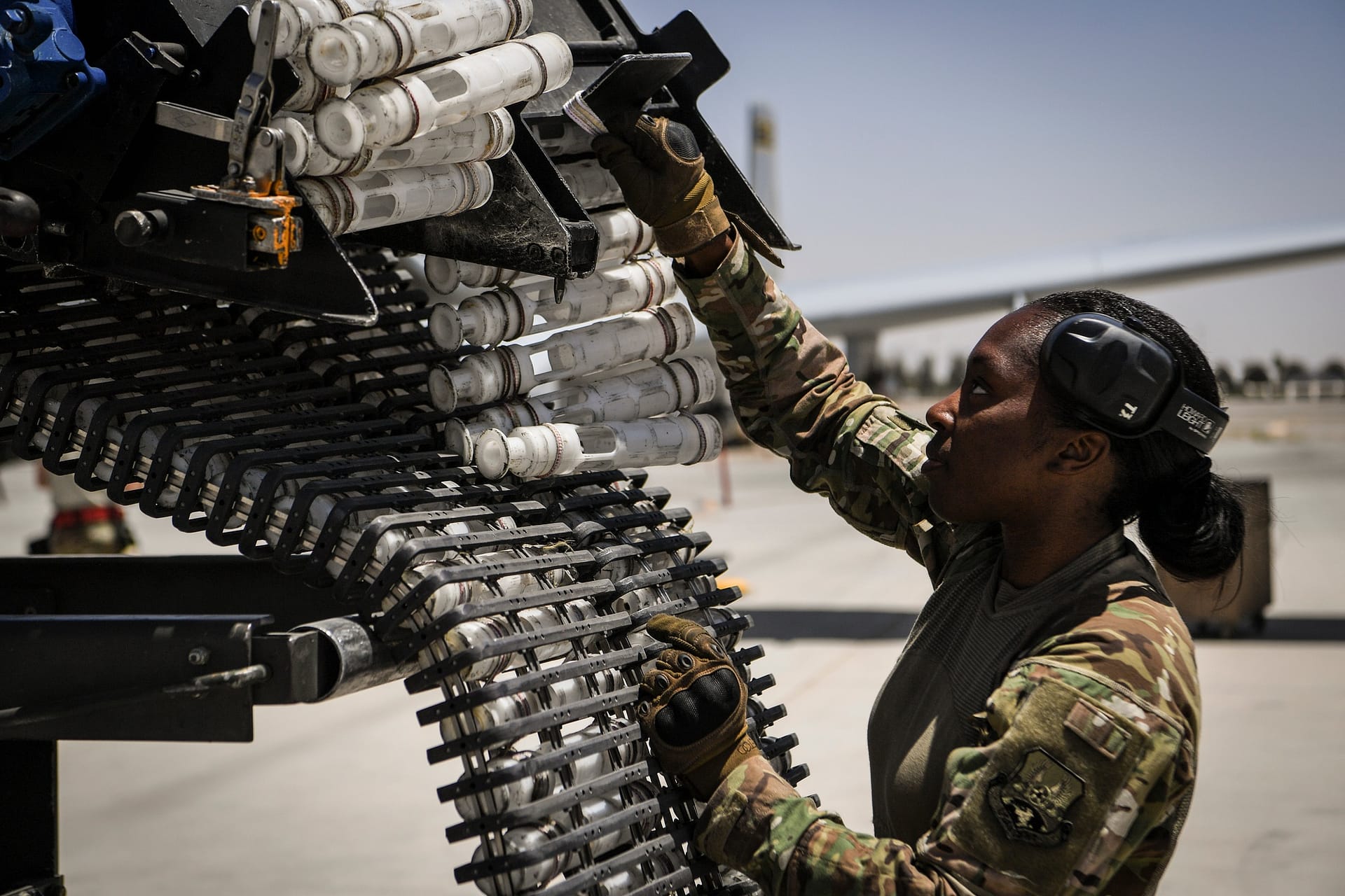 Un aviere ricarica il cannone GAU-8 Avenger di un A-10 presso la base aerea di Kandahar, in Afghanistan.