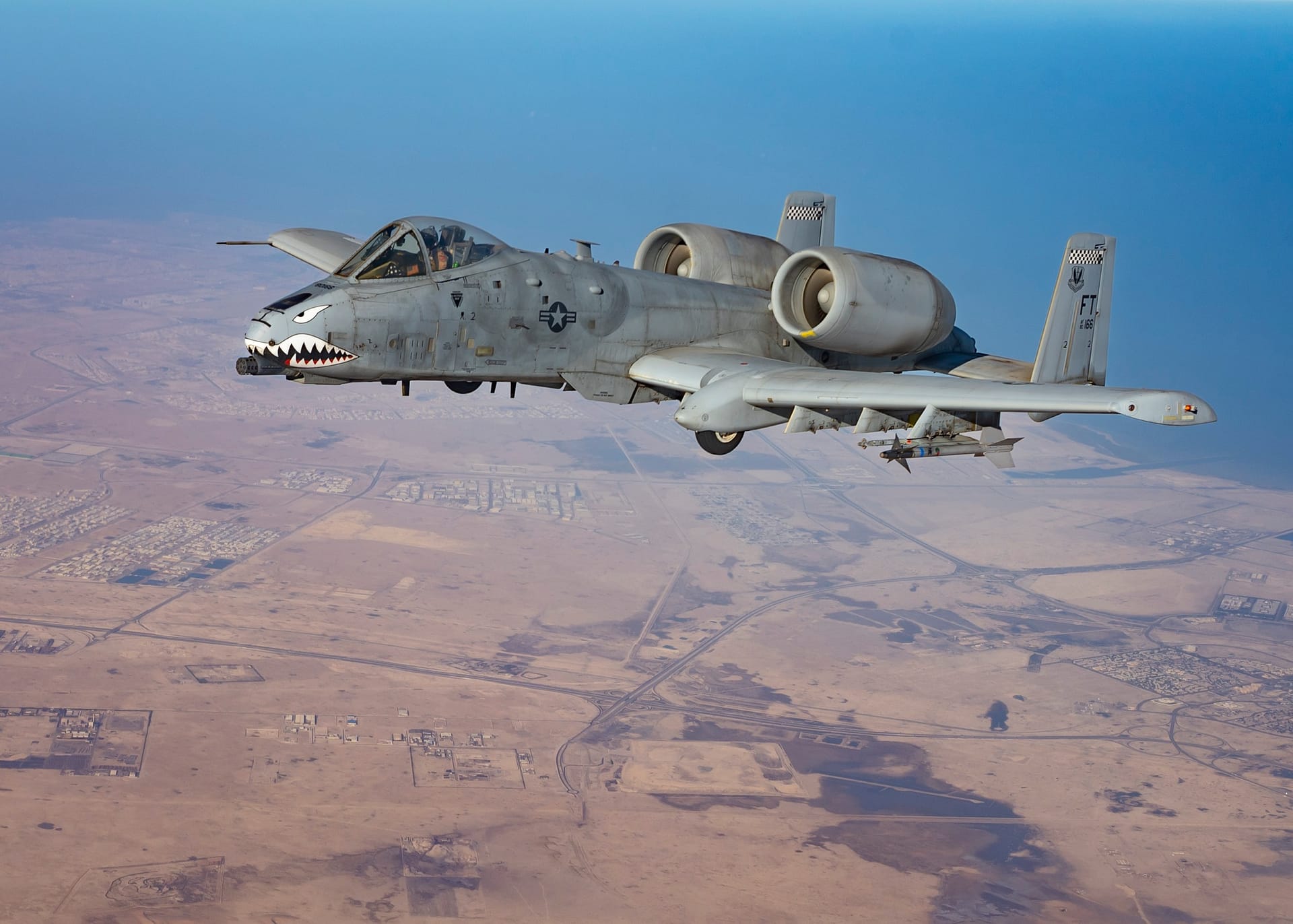 Un aereo A-10 Thunderbolt II in volo sopra l'area di responsabilità del Comando Centrale degli Stati Uniti.