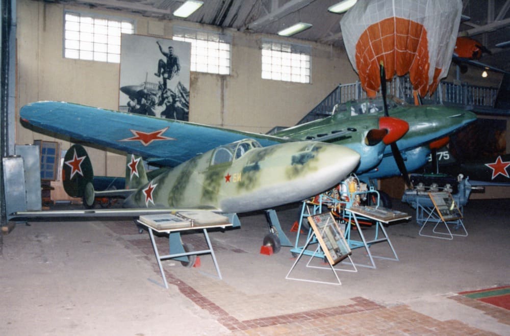 Getarnte Bereznyak-Isayev BI-1 im Museum ausgestellt