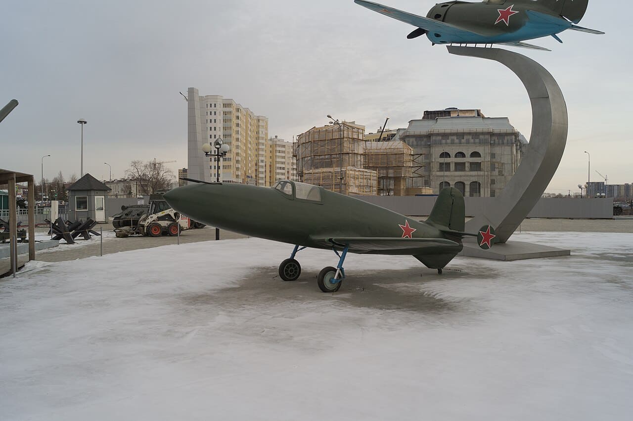 BI-1 Raketenflugzeug auf einem Denkmal in der Nähe von Jekaterinburg montiert