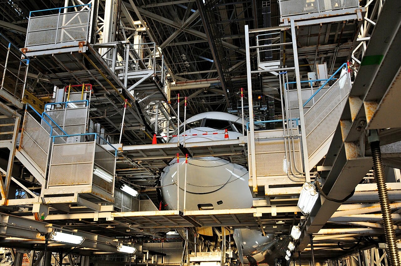 Un Boeing 777 en cours de maintenance dans un hangar