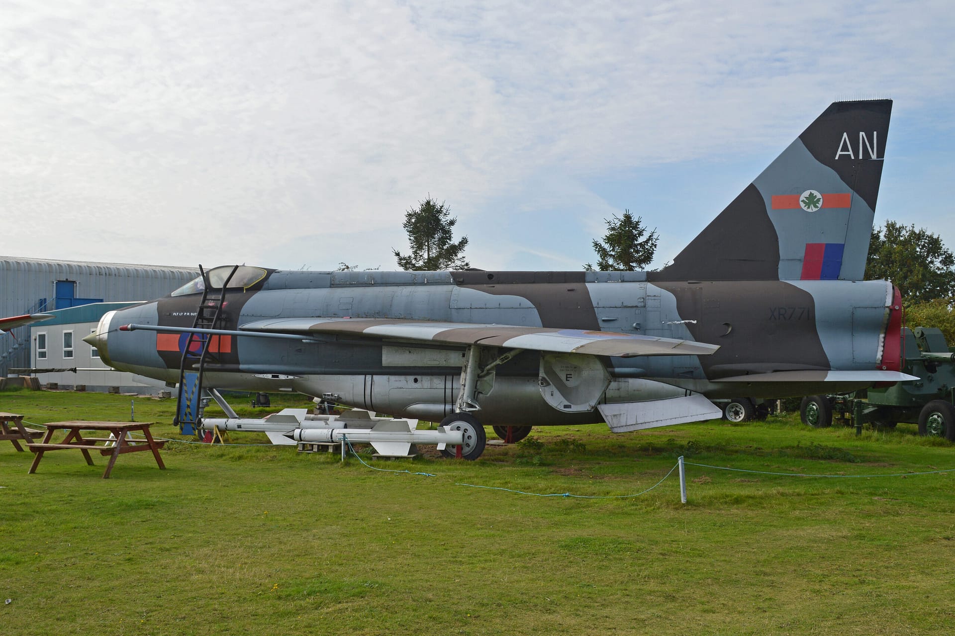 El modelo F.6 XR771 de English Electric Lightning se exhibe de forma estática.
