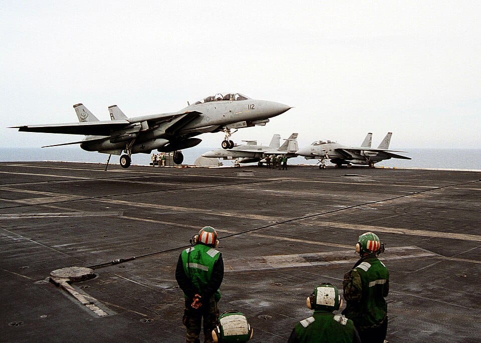 Un caza F-14 Tomcat de la Armada de los Estados Unidos enganchando el cable de frenado durante un aterrizaje en portaaviones.