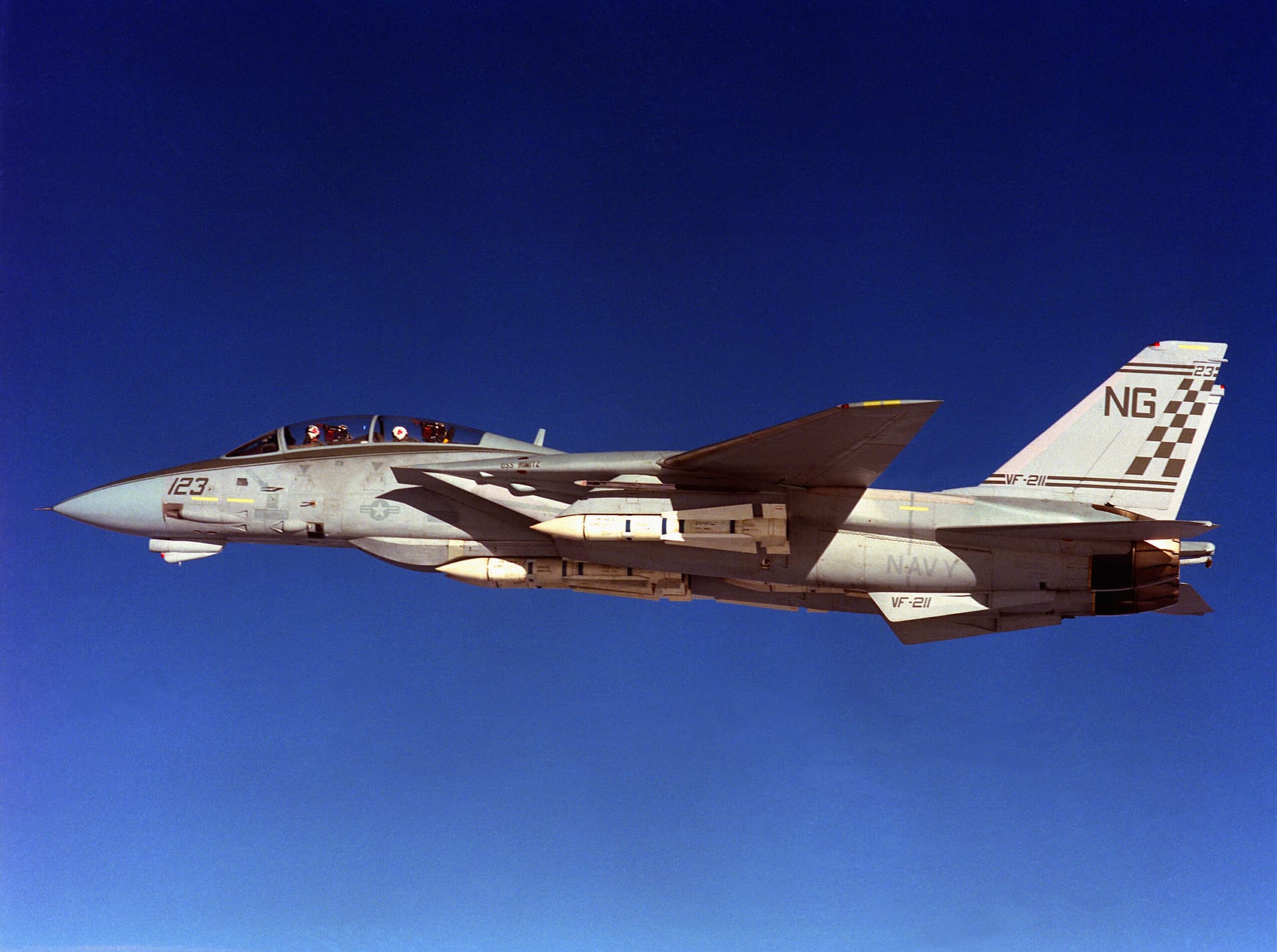 Avión F-14A Tomcat armado con misiles AIM-54 Phoenix y AIM-9 Sidewinder en vuelo.