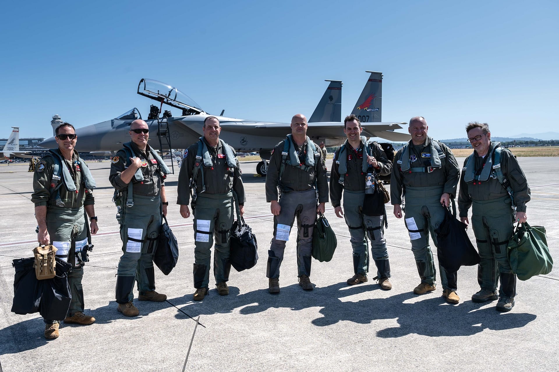 Pilotos del Ala 142 de la Guardia Nacional Aérea de Oregón con su F-15EX.