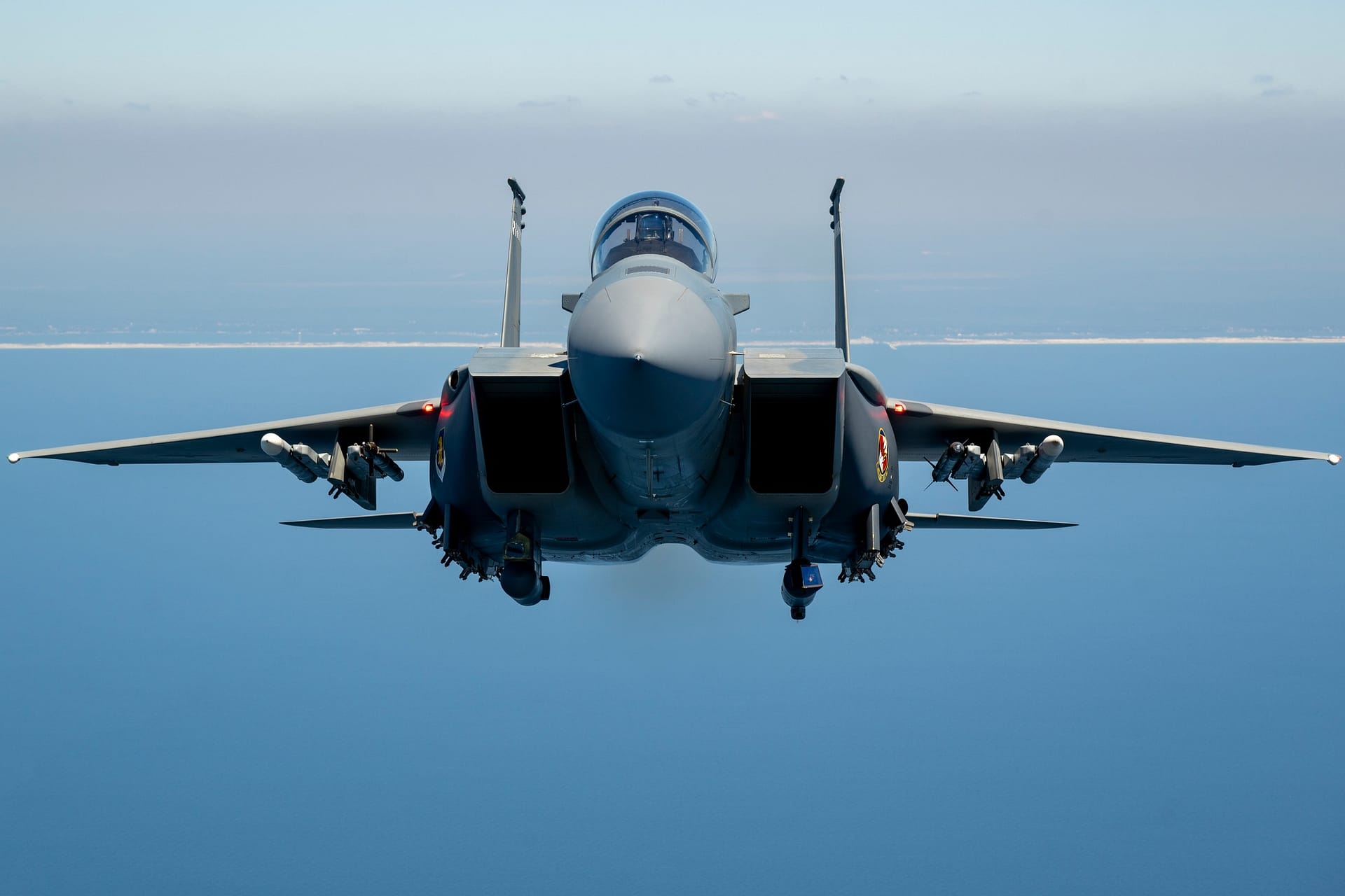 Un F-15EX Eagle II volando de frente sobre el Golfo.