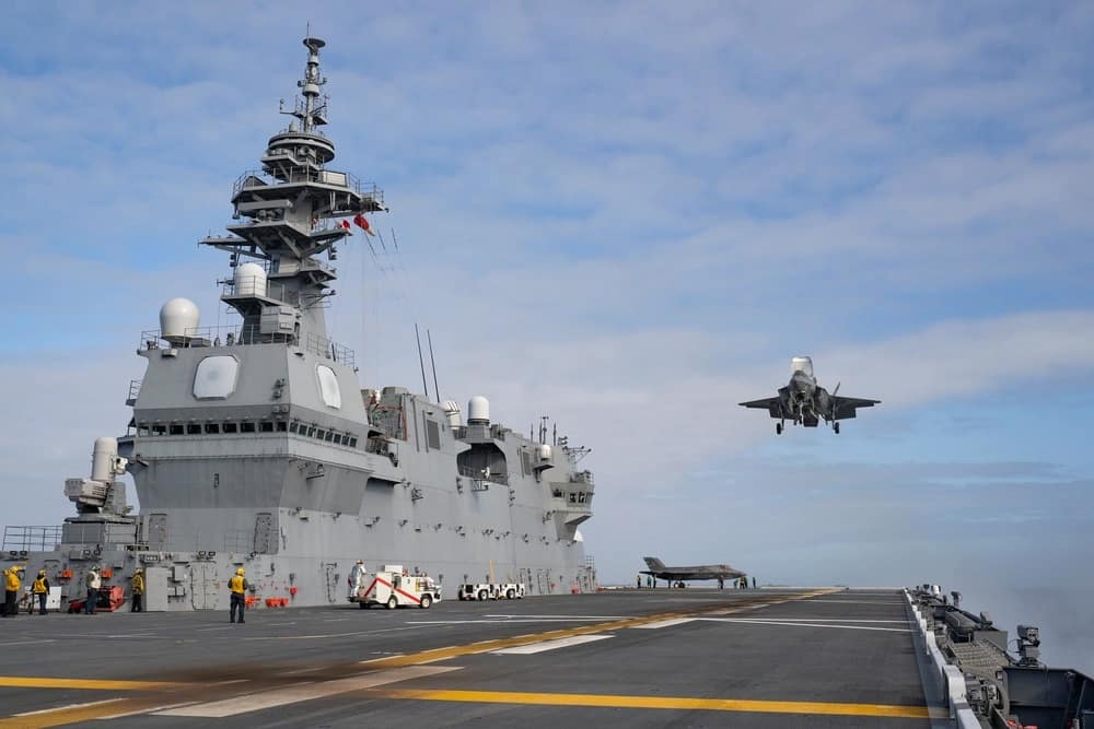 Eine F-35B auf dem Flugdeck der JS Kaga