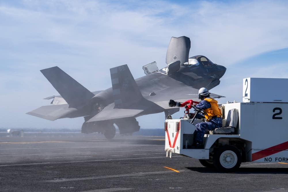 Eine F-35B der US-Marines startet von der JS Kaga.