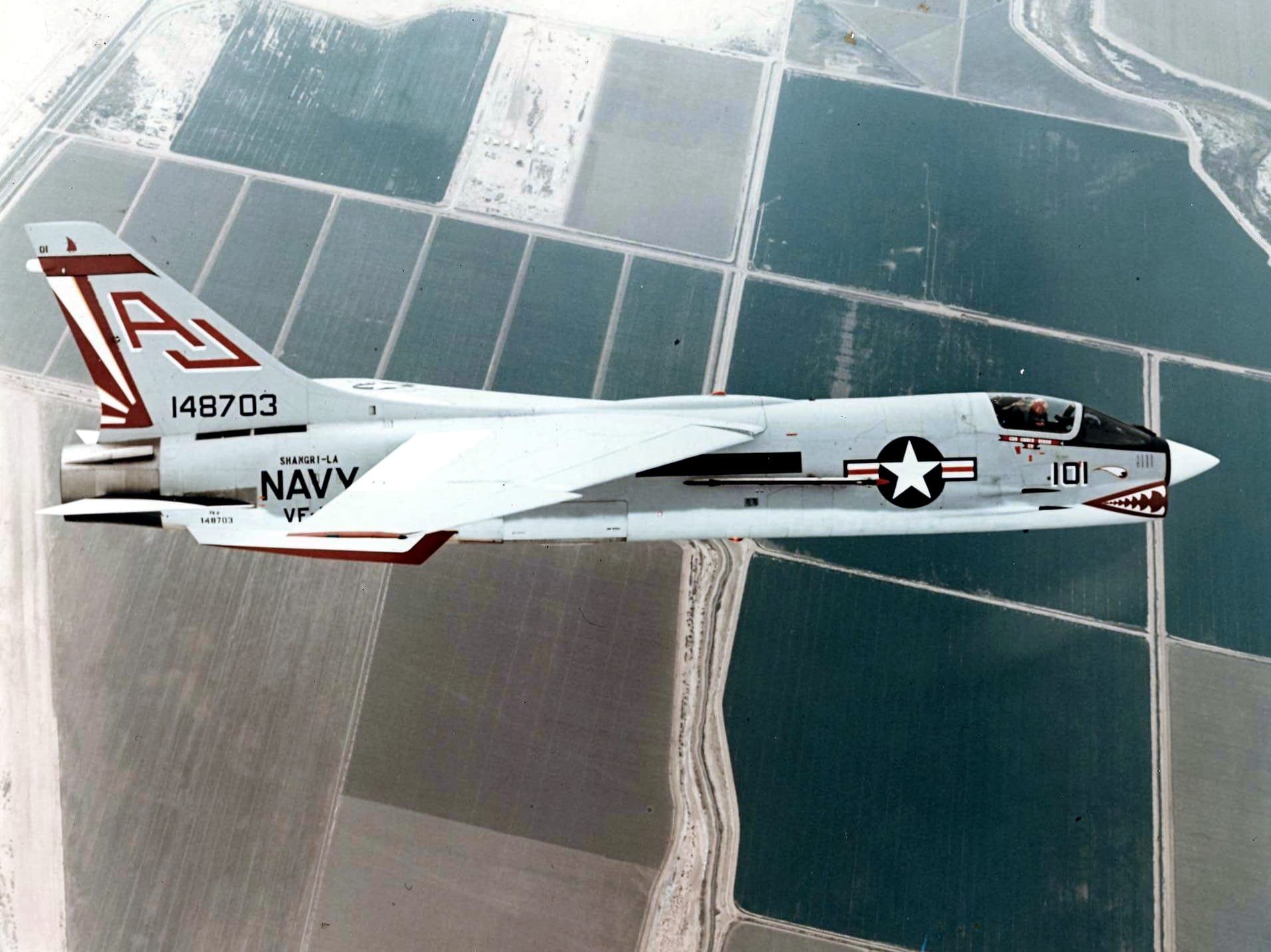 F-8H Crusader de l'escadron VF-111 Sundowners en vol au-dessus de la Californie, 1970