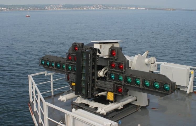 Sistema óptico de aterrizaje con lente de Fresnel, conocido como la "bola de carne", que guía a los pilotos durante los aterrizajes en portaaviones.