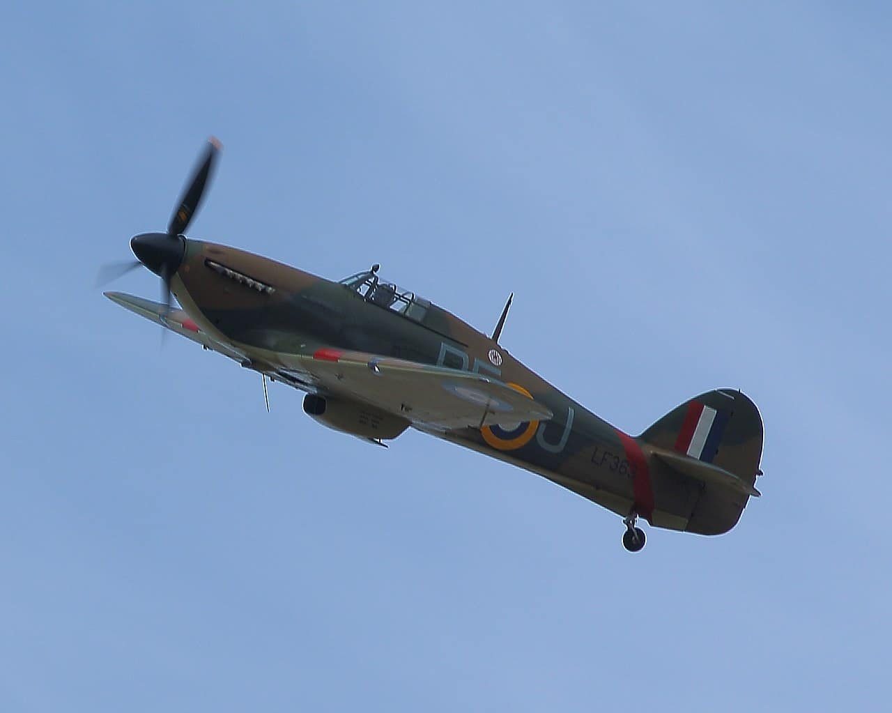 Un Hawker Hurricane con distintivos de la RAF.