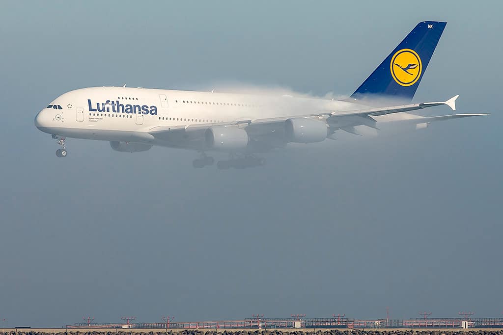 Lufthansa Airbus A380 D-AIMK Landung