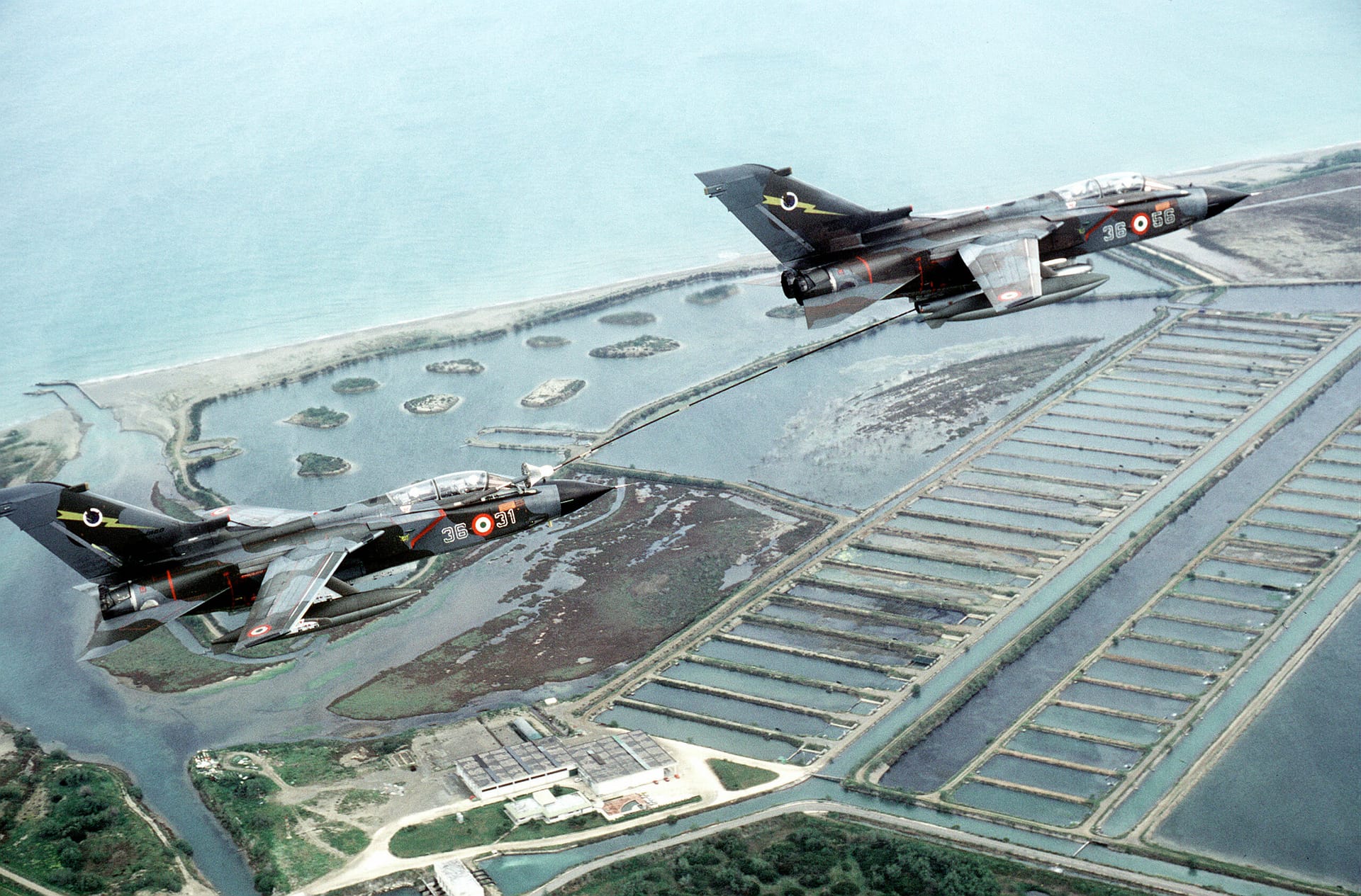 Dos aviones Panavia Tornado de la Fuerza Aérea Italiana en vuelo en formación