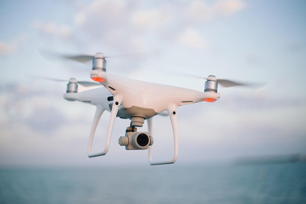 Eine verbraucherfreundliche Quadcopter-Kameradrohne im Flug