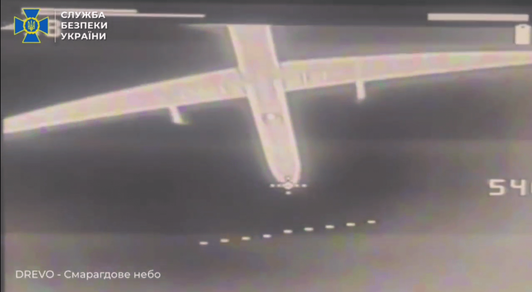 Un drone russo ripreso dalla telecamera di un drone intercettore ucraino pochi istanti prima di essere abbattuto.