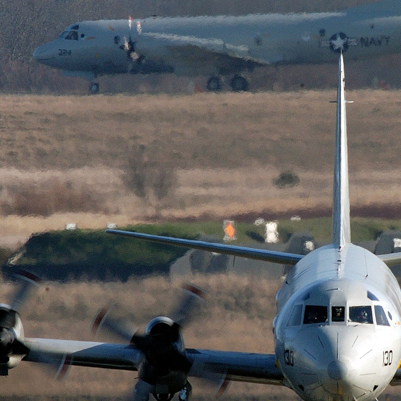 Due aerei da pattugliamento marittimo P-3 Orion sulla pista.