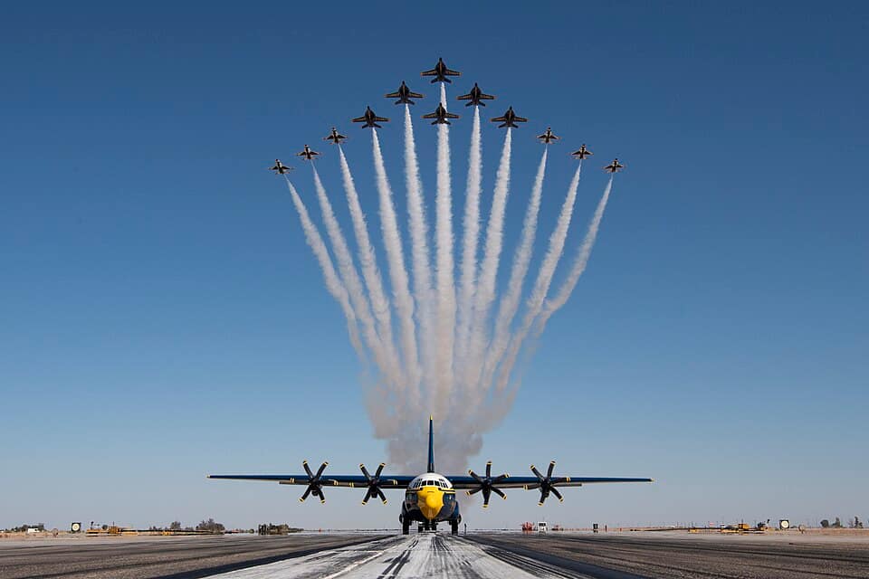Formación Super Delta de los Blue Angels y los Thunderbirds
