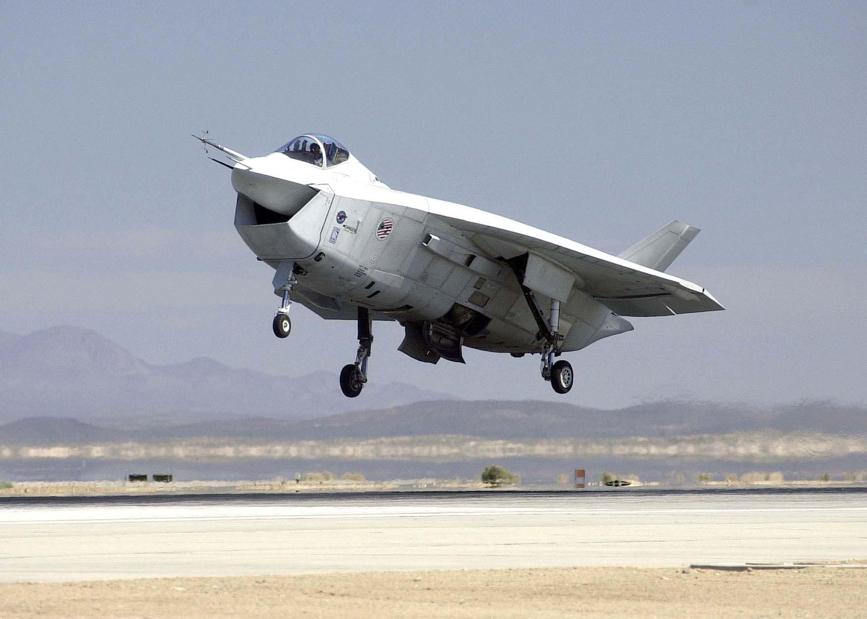 El demostrador Boeing X-32B STOVL despega en su vuelo inaugural desde Palmdale.
