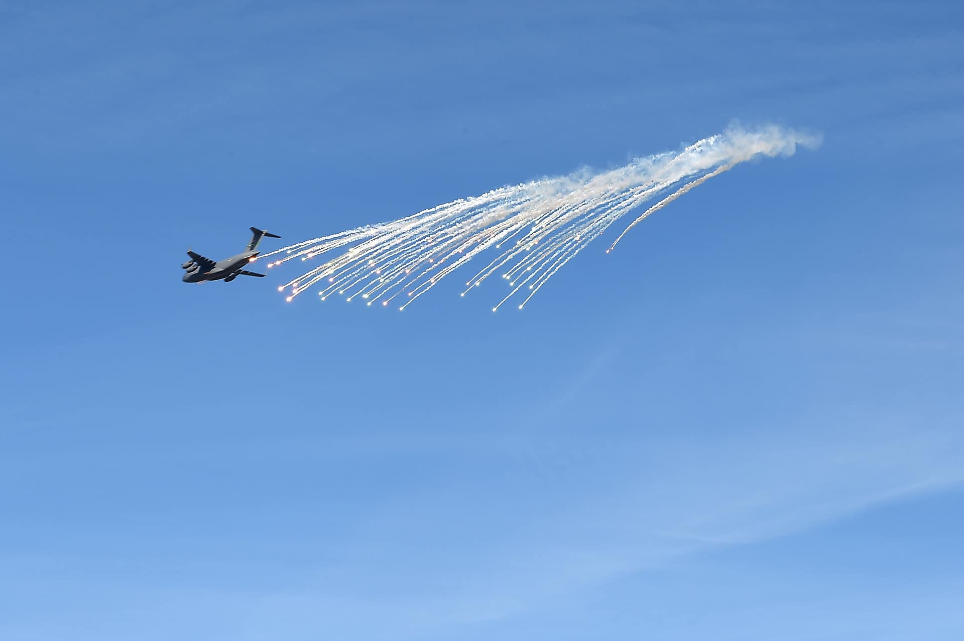 C-17 Globemaster III setzt Leuchtraketen ab