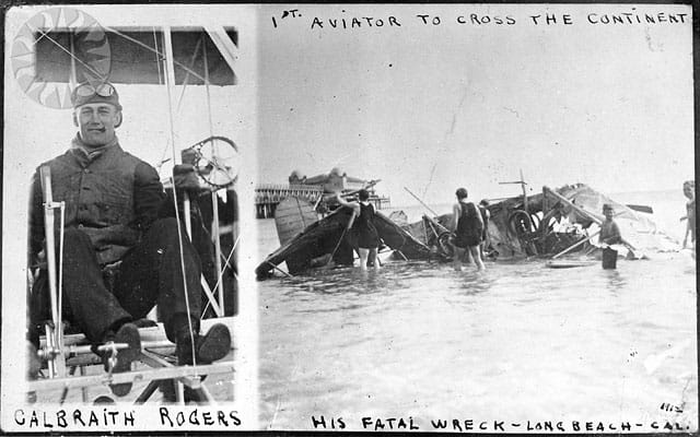 Rodgers junto a uno de los muchos restos del Vin Fiz. Al final del viaje, quedaba tan poco del avión original que se dice que solo el timón y una bandeja de recogida de aceite llegaron hasta el final.