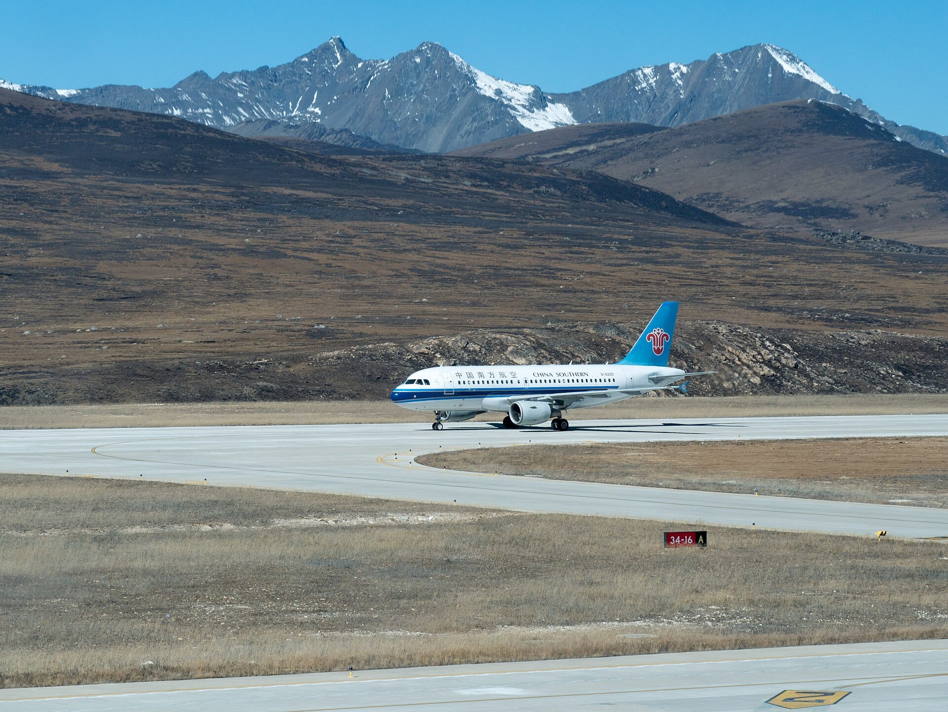 Aerei della China Southern all'aeroporto di Daocheng Yading.