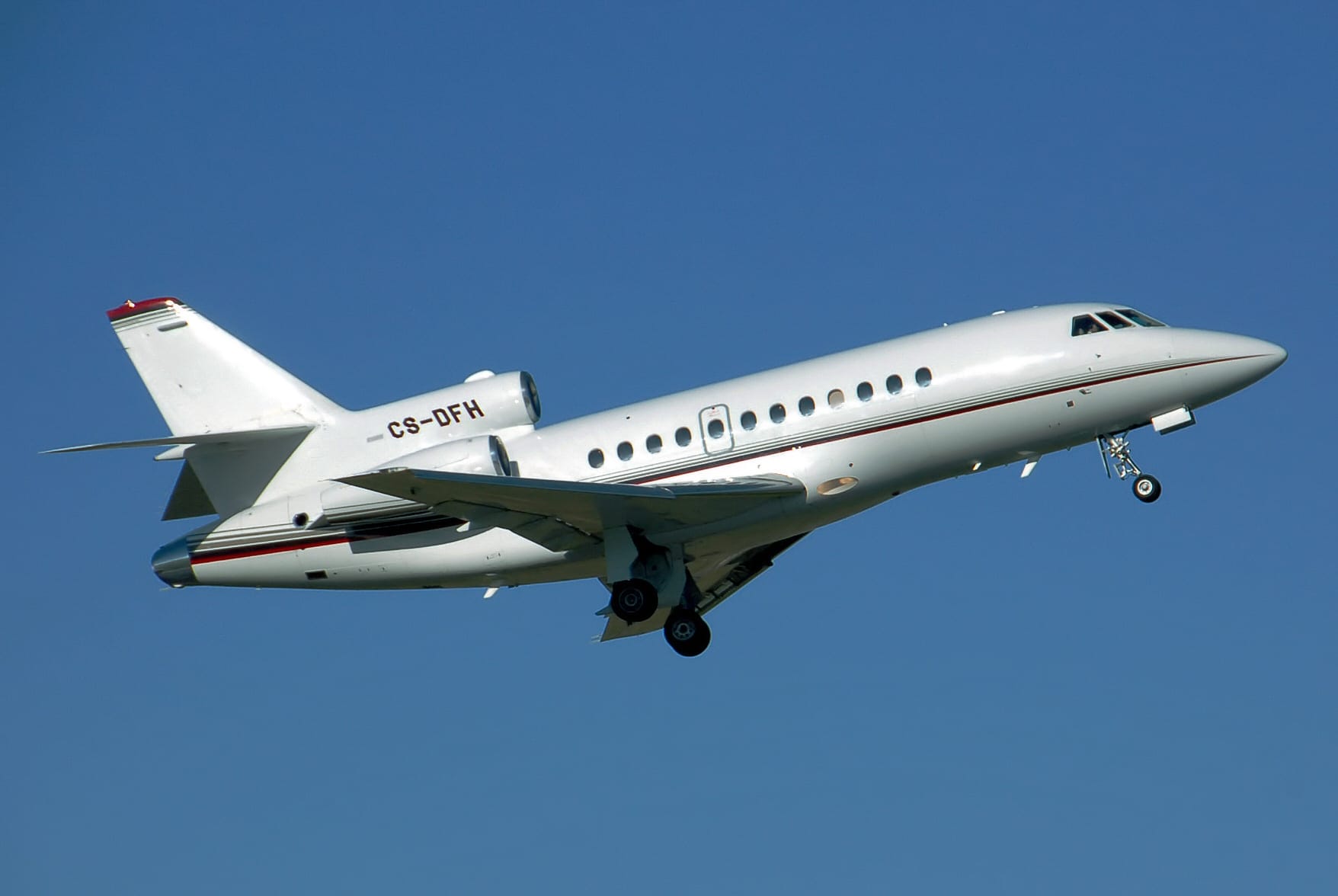Avión ejecutivo Dassault Falcon en la pista.