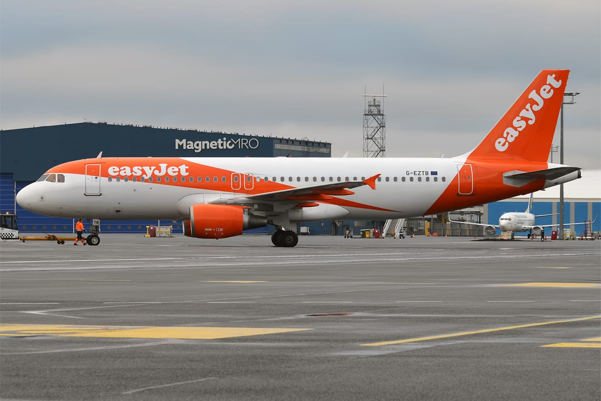 easyJet Airbus A320-214 in der orangefarbenen Lackierung der Fluggesellschaft