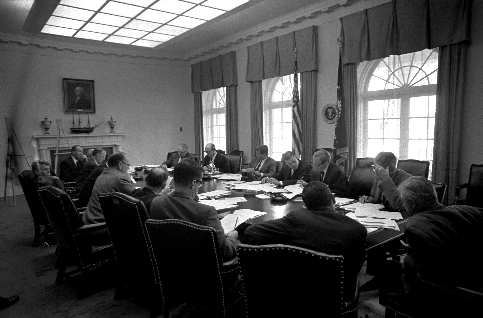 El presidente Kennedy se reúne con el EXCOMM durante la crisis de los misiles cubanos, octubre de 1962.