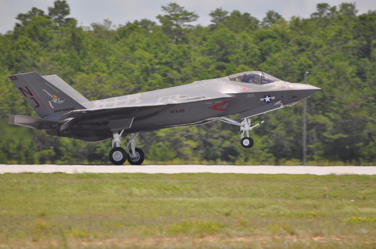 F-35C Lightning II landet auf einem Flugzeugträger