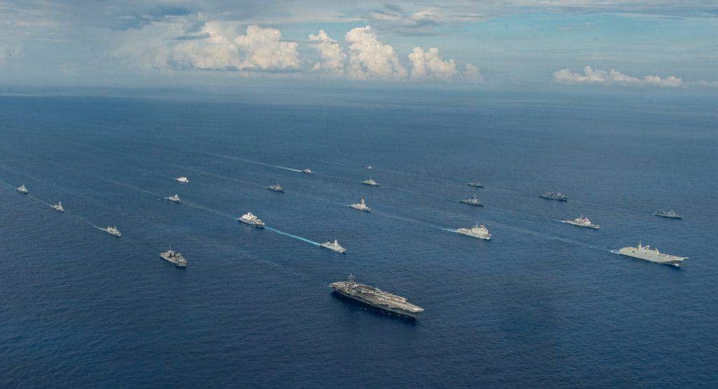 El USS Nimitz lidera una formación multinacional de buques de guerra durante el FLEETEX 250.