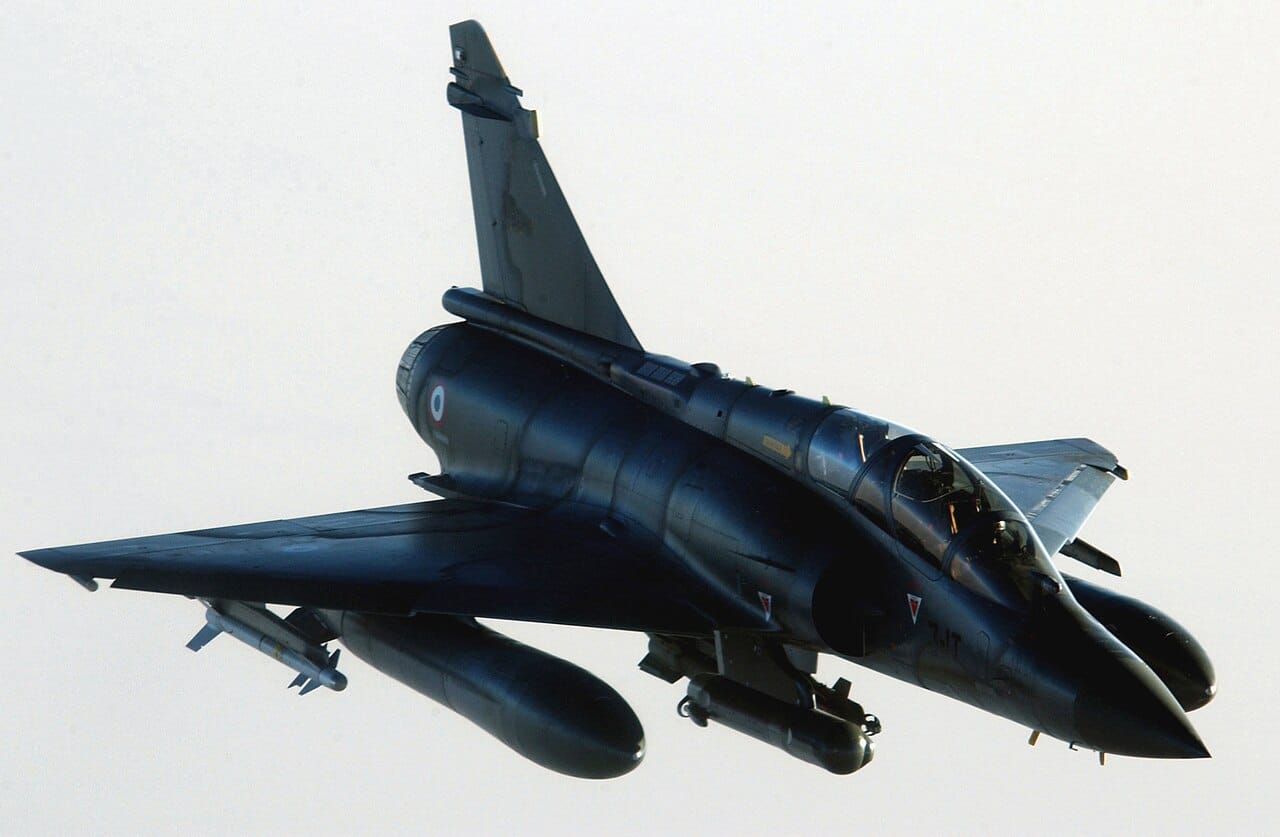 Un aereo da caccia Mirage 2000 dell'aeronautica francese in volo.
