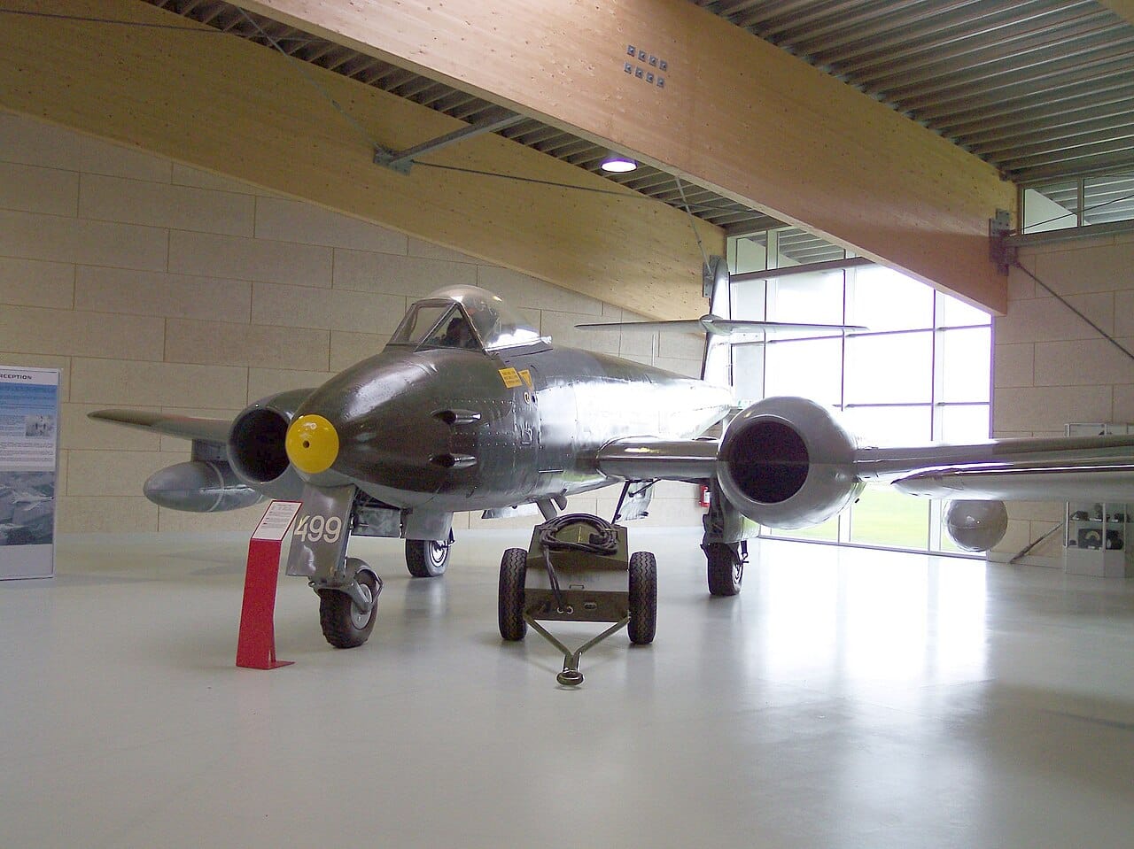 Un Gloster Meteor F.8 di ultima generazione in volo.