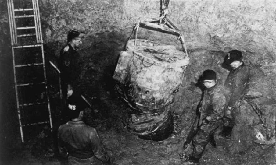 Cráter excavado en el lugar donde quedó enterrada la bomba Mark 39 cerca de Faro, Carolina del Norte, 1961.