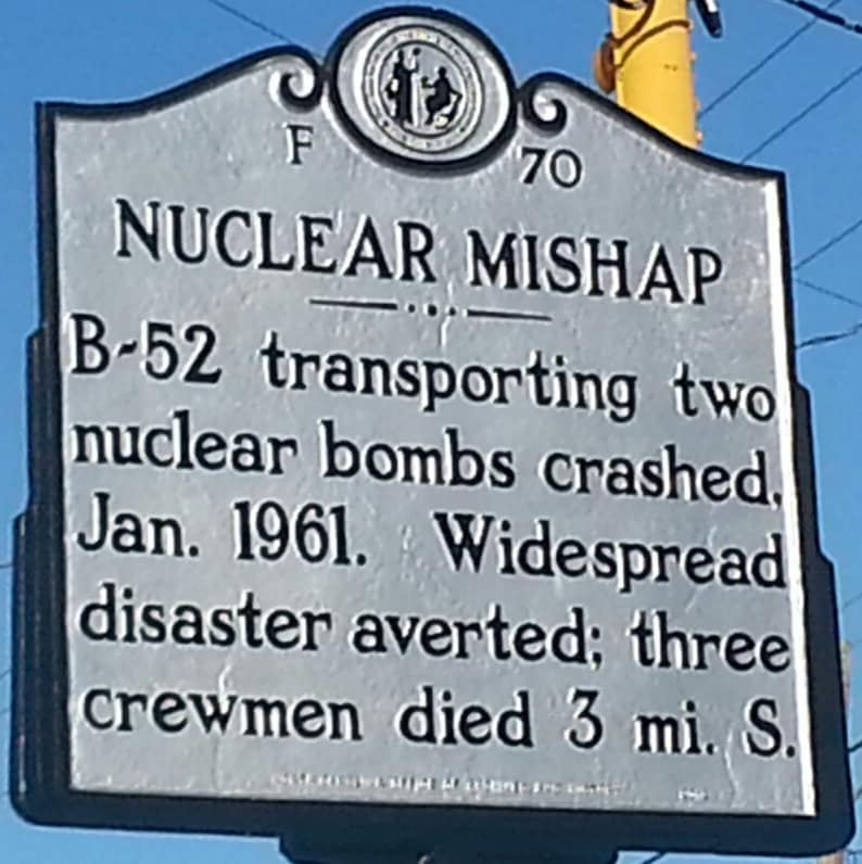 Placa conmemorativa en una carretera de Carolina del Norte que dice "Accidente nuclear en Eureka, Carolina del Norte".