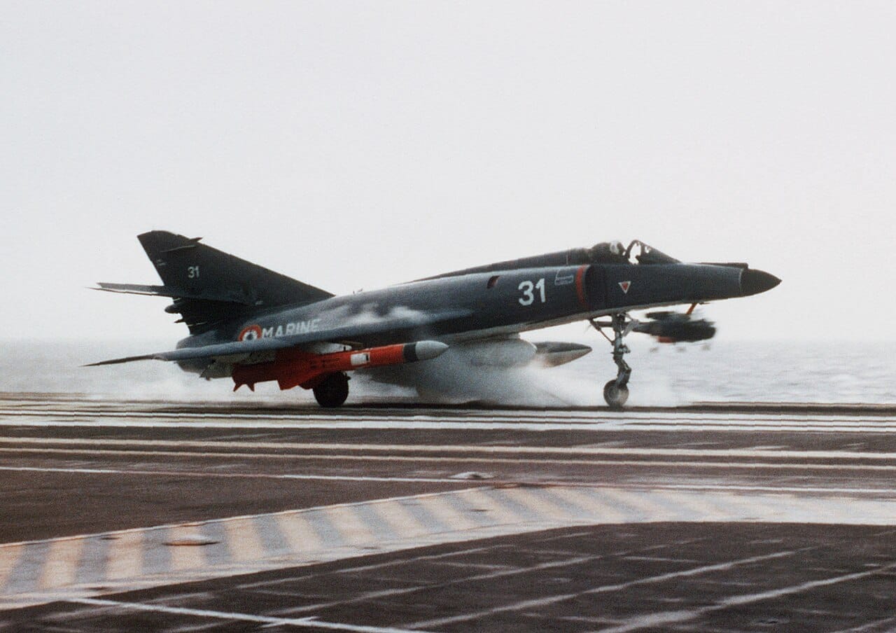Eine Super Étendard startet eine AM39 Exocet – die Rakete, die am 4. Mai 1982 die HMS Sheffield traf.