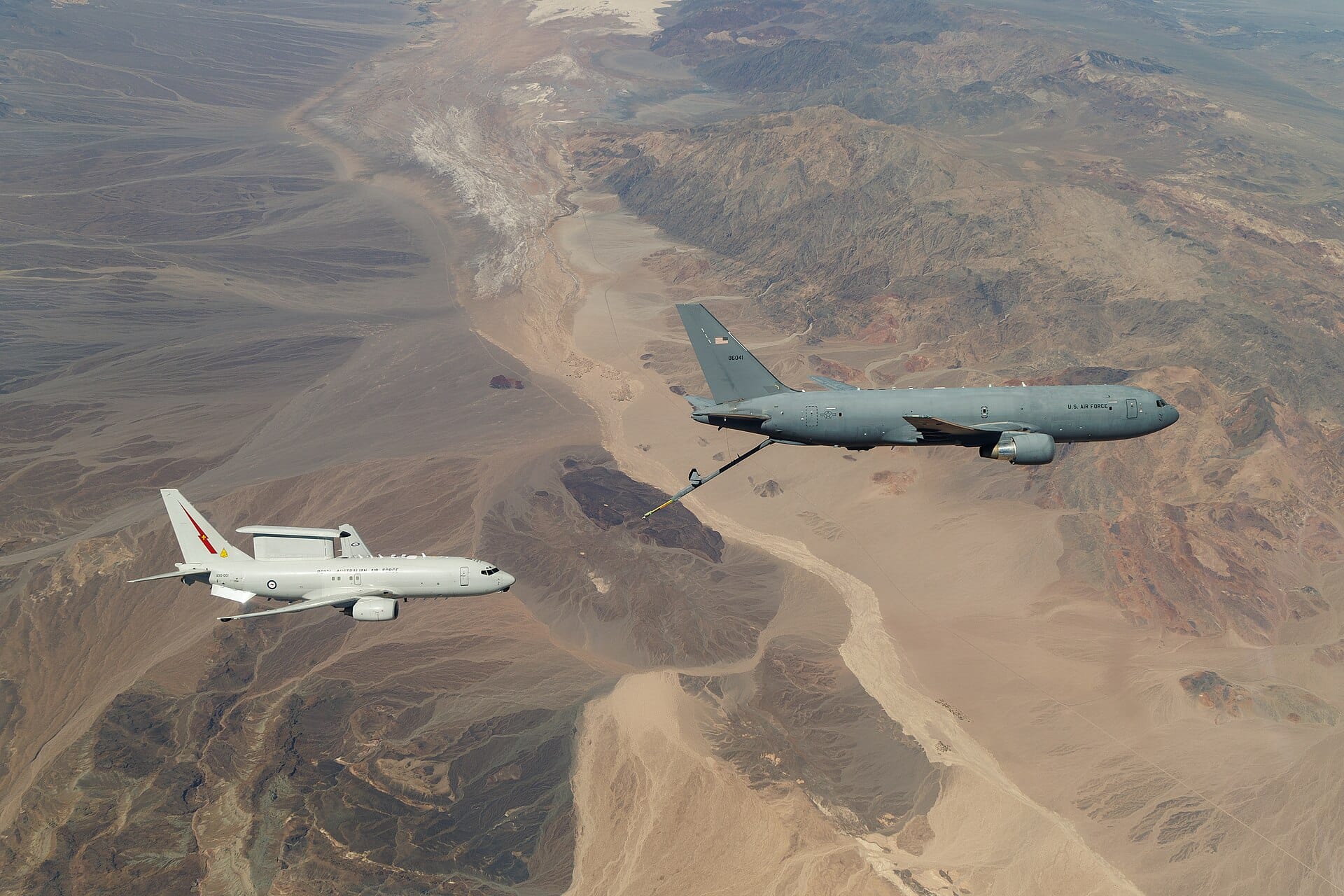 Un KC-30A de la RAAF reabasteciendo de combustible a un KC-46 de la USAF durante las pruebas de 2025.