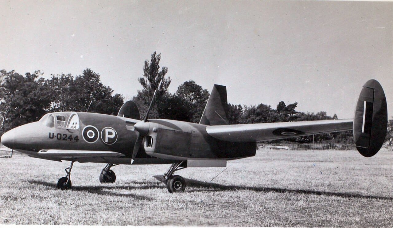 The Miles M.39B Libellula, scale model of a tandem-wing bomber