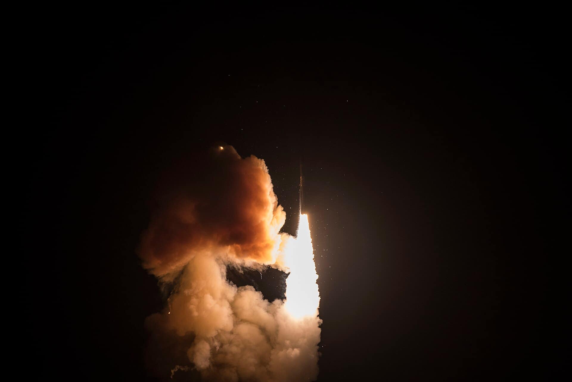 Teststart einer unbewaffneten Interkontinentalrakete vom Typ Minuteman III von Vandenberg aus