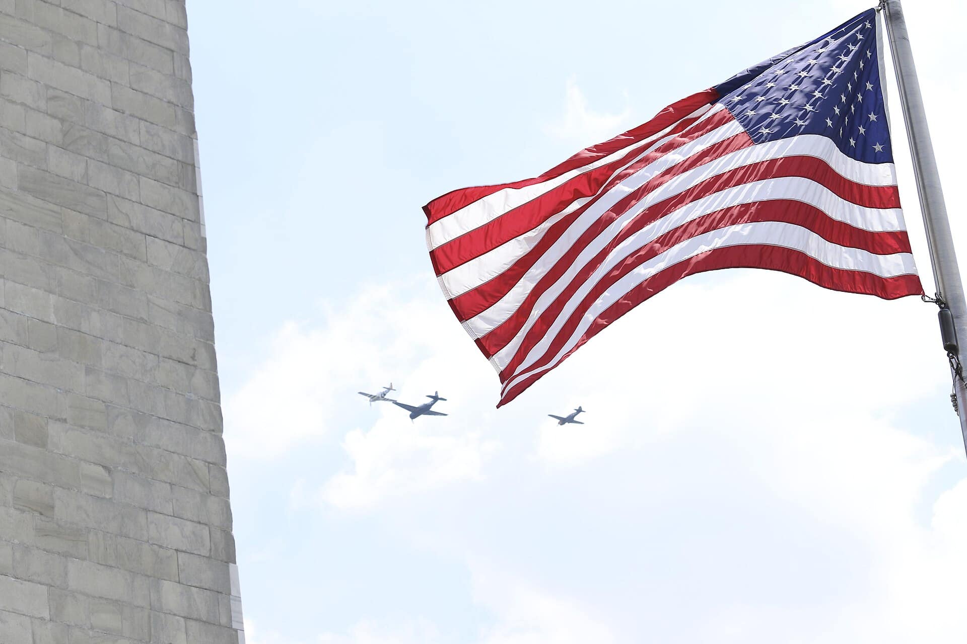 Formación del hombre desaparecido pasando por el Monumento a Washington