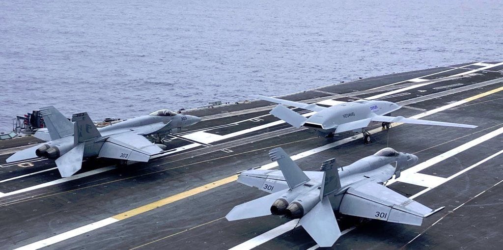 El demostrador MQ-25 T-1 con marcas del 250 aniversario en la cubierta del USS Nimitz.