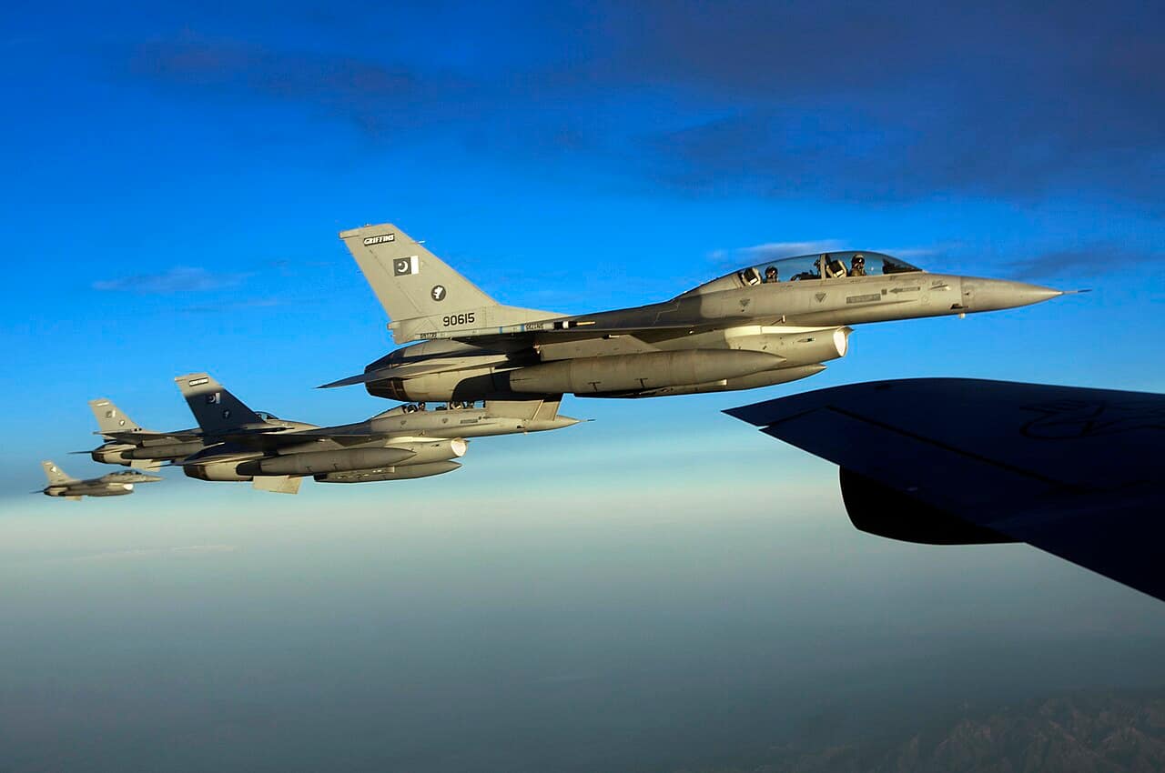 Aviones F-16 Fighting Falcon de la Fuerza Aérea de Pakistán en formación
