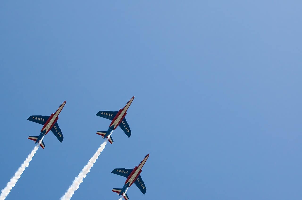 La Patrouille de France sorvola Parigi durante la parata aerea del Giorno della Bastiglia.