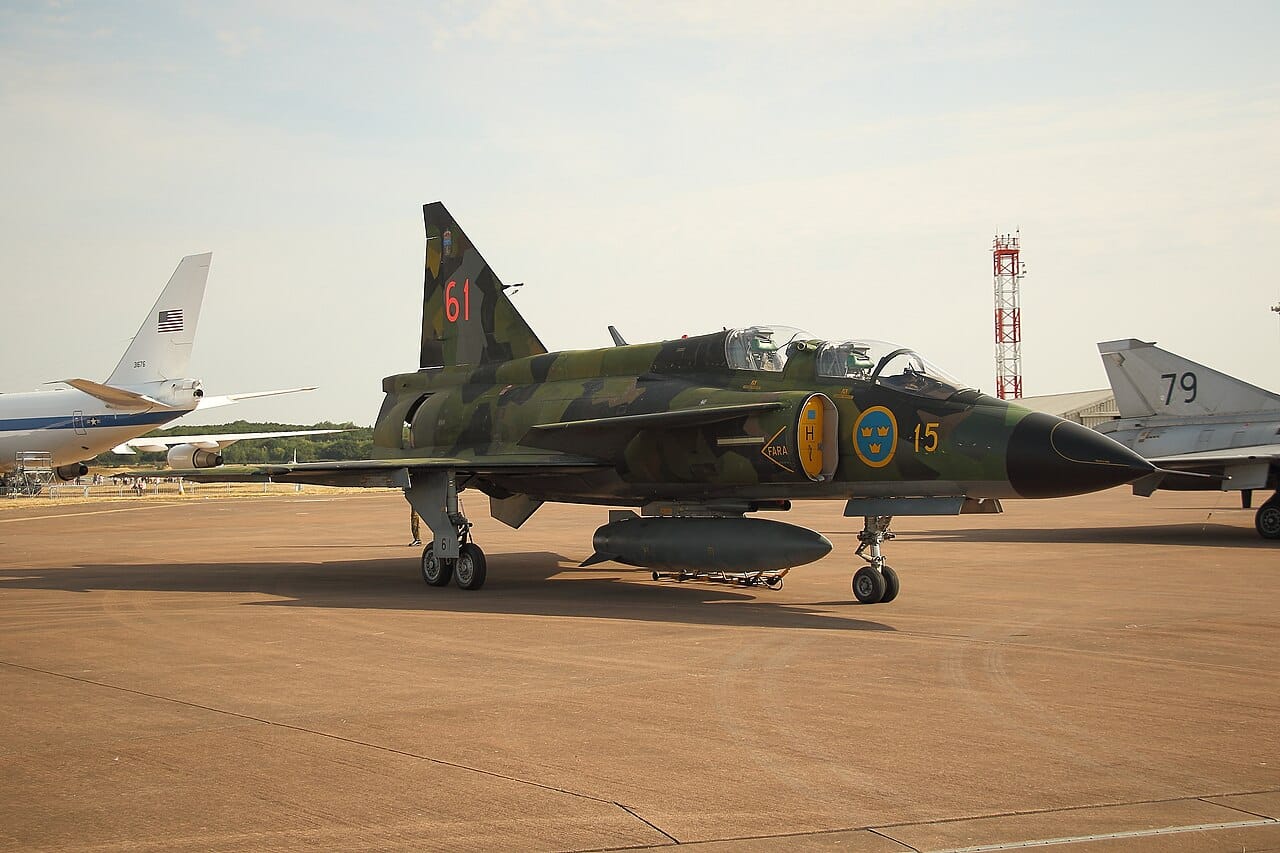 A Saab Viggen on a short-field approach