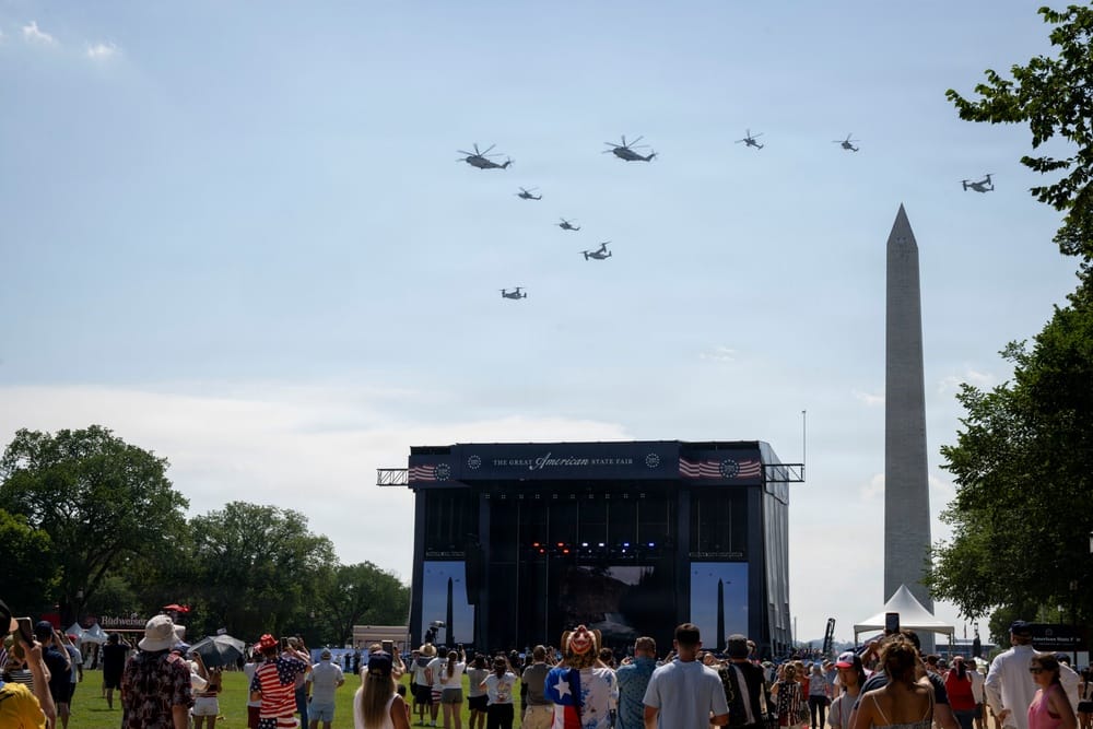 Helicópteros militares sobrevuelan la multitud en el National Mall durante el evento "Salute to America".