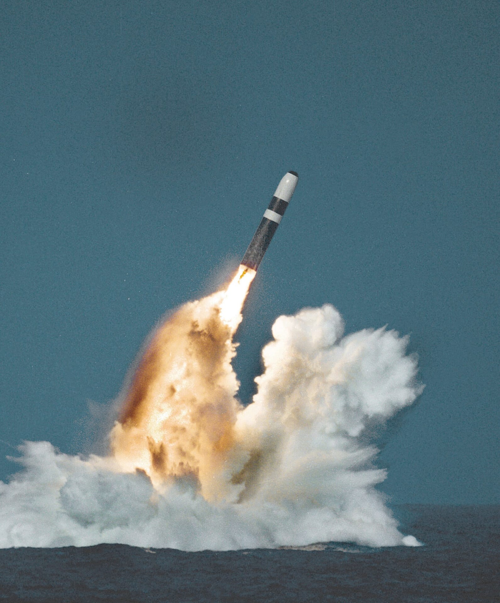 Eine von einem U-Boot gestartete ballistische Rakete vom Typ Trident II D5 durchbricht während eines Unterwasserstarts die Wasseroberfläche.