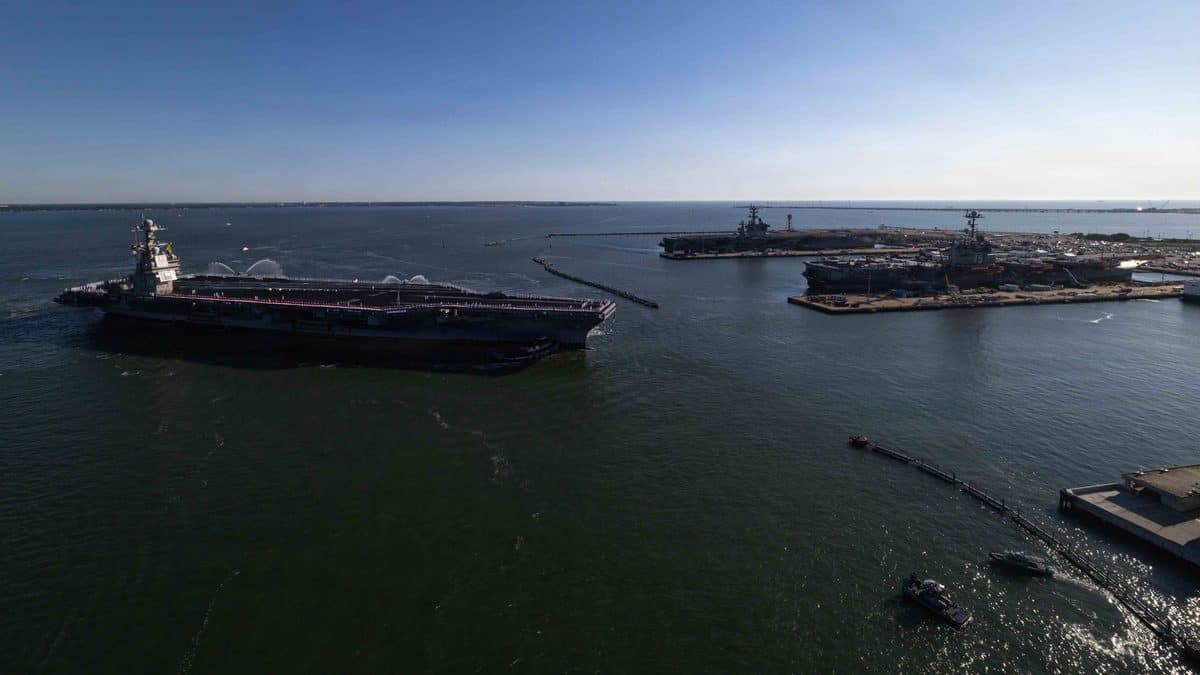 Die USS Gerald R Ford trifft in Norfolk ein.