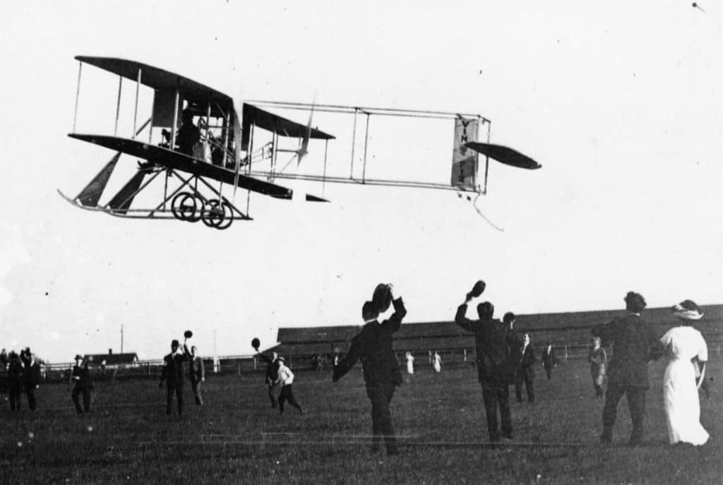El Vin Fiz despegó del hipódromo de Sheepshead Bay en Brooklyn el 17 de septiembre de 1911, seguido por un tren especial de tres vagones que transportaba repuestos, mecánicos y a la familia de Rodgers.