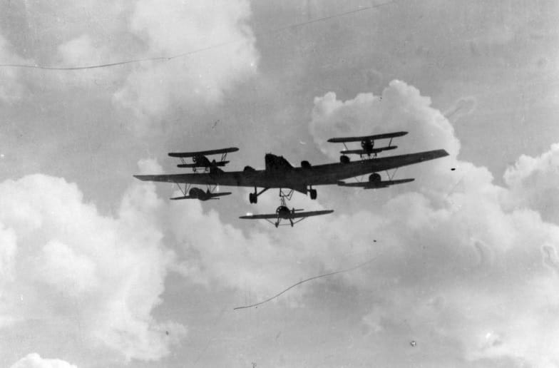 Zveno Aviamatka: a TB-3 carrying multiple parasite fighters