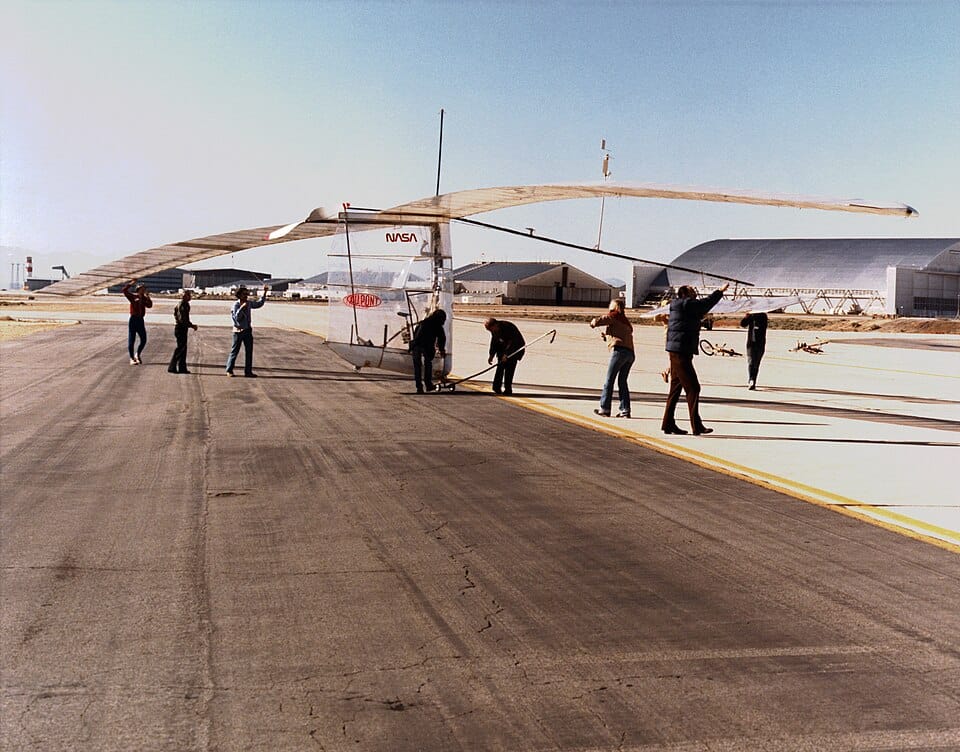 Gossamer Albatross II on the ground with its support crew, showing the enormous wingspan