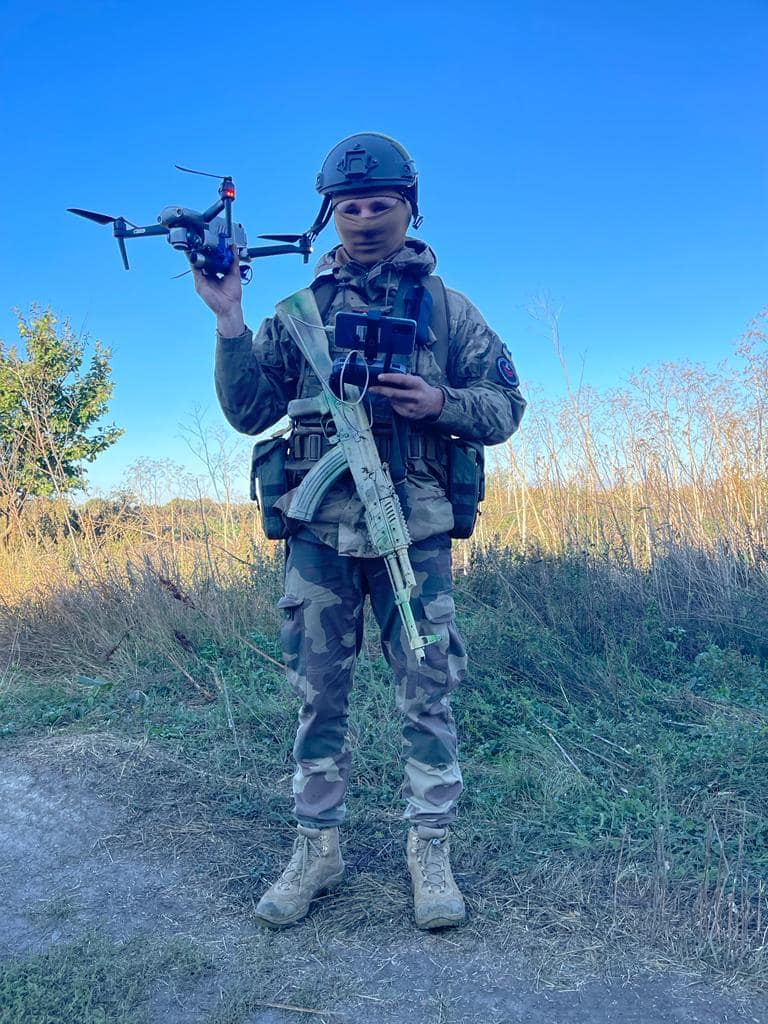 Ukrainian soldier modified Mavic with grenade